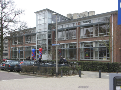 907693 Gezicht op de voorgevel van buurtcentrum De Leeuw (Samuel van Houtenstraat 1) te Utrecht, waar de verkoop van ...